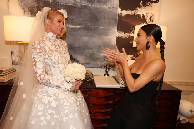 Hầu gái Kim Kardashian dự đám cưới cô chủ cũ Paris Hilton mà phô vòng 1 ngồn ngộn, chỉ chực chờ giật spotlight cô dâu - Hình 3