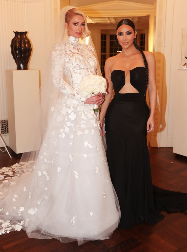 Hầu gái Kim Kardashian dự đám cưới cô chủ cũ Paris Hilton mà phô vòng 1 ngồn ngộn, chỉ chực chờ giật spotlight cô dâu - Hình 2
