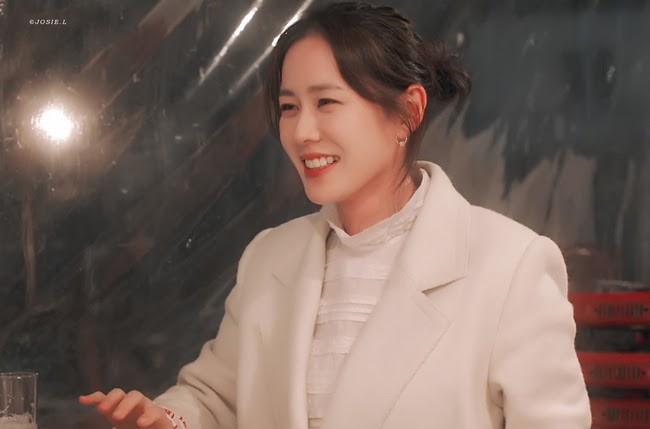Son Ye Jin lên đồ như siêu mẫu ở hậu trường Thirty Nine, mâu thuẫn với Song Hye Kyo vì Hyun Bin? - Hình 6