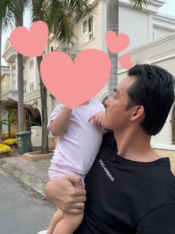 Con gái Quách Ngọc Ngoan và Phượng Chanel lộ ảnh cận mặt, dung mạo gây ngỡ ngàng - Hình 1