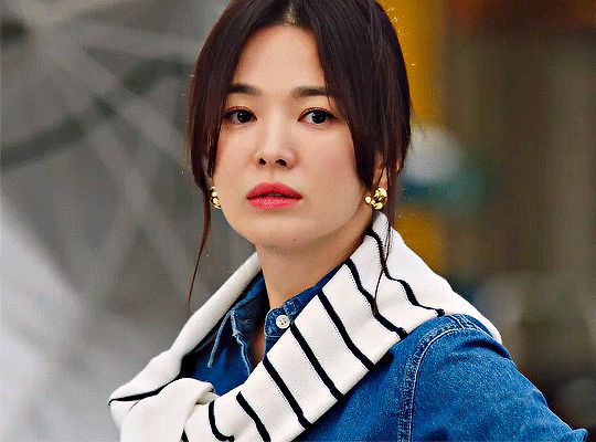 Song Hye Kyo lăn giường với em trai người cũ, phim mới bị ném đá kịch liệt có cần cẩu huyết quá độ thế không? - Hình 3