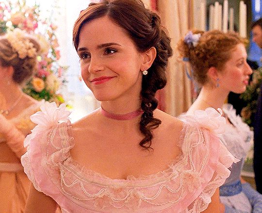 7 thảm họa cổ trang Hollywood nhìn phát bực: Emma Watson hoá búp bê sến rện, ảo nhất là bộ áo giáp í ẹ ở phim cuối! - Hình 1