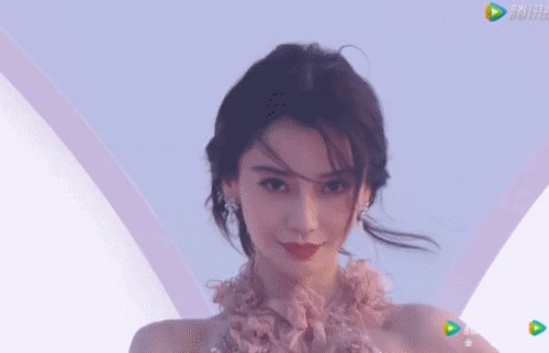 Thảm đỏ Cbiz lạ đời: Nàng tiên hoa Nhiệt Ba át vía Angelababy nhờ vòng 1 khủng, một mỹ nam tuyên bố muốn cở.i truồn.g tắm biển - Hình 1