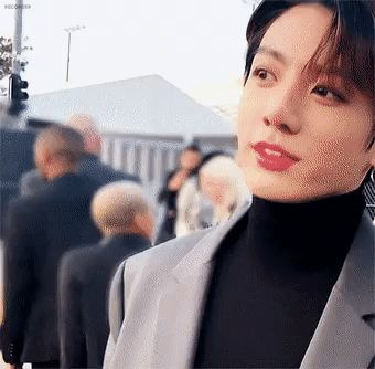 Cứ hít khí trời Tây là Jungkook (BTS) làm hậu cung xỉu cái đùng: Khoảnh khắc số 4 đúng là huyền thoại! - Hình 3