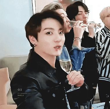 Cứ hít khí trời Tây là Jungkook (BTS) làm hậu cung xỉu cái đùng: Khoảnh khắc số 4 đúng là huyền thoại! - Hình 13