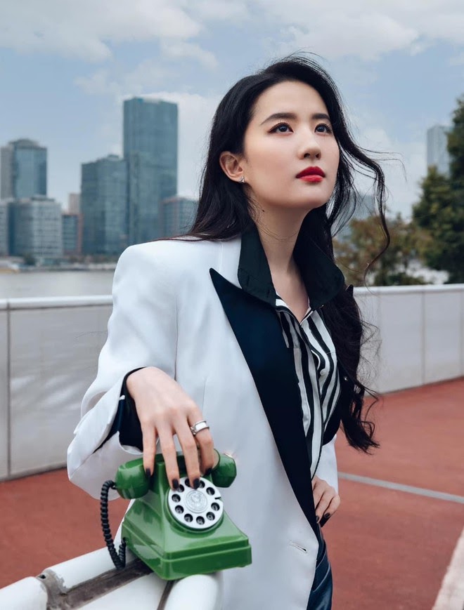 Lưu Diệc Phi bị Chu Nhất Long giành lượt đi thảm đỏ khiến dân mạng bức xúc - Hình 1