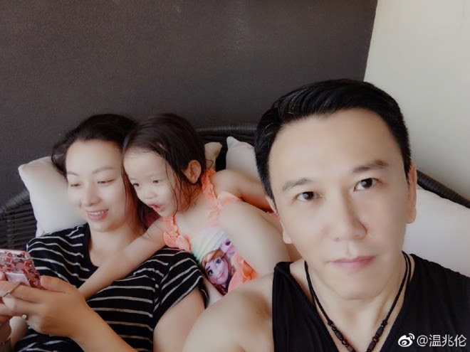 Ôn Triệu Luân Nghĩa bất dung tình hết thời phải bán băng vệ sinh, bị vợ bịt mồm trên livestream - Hình 2