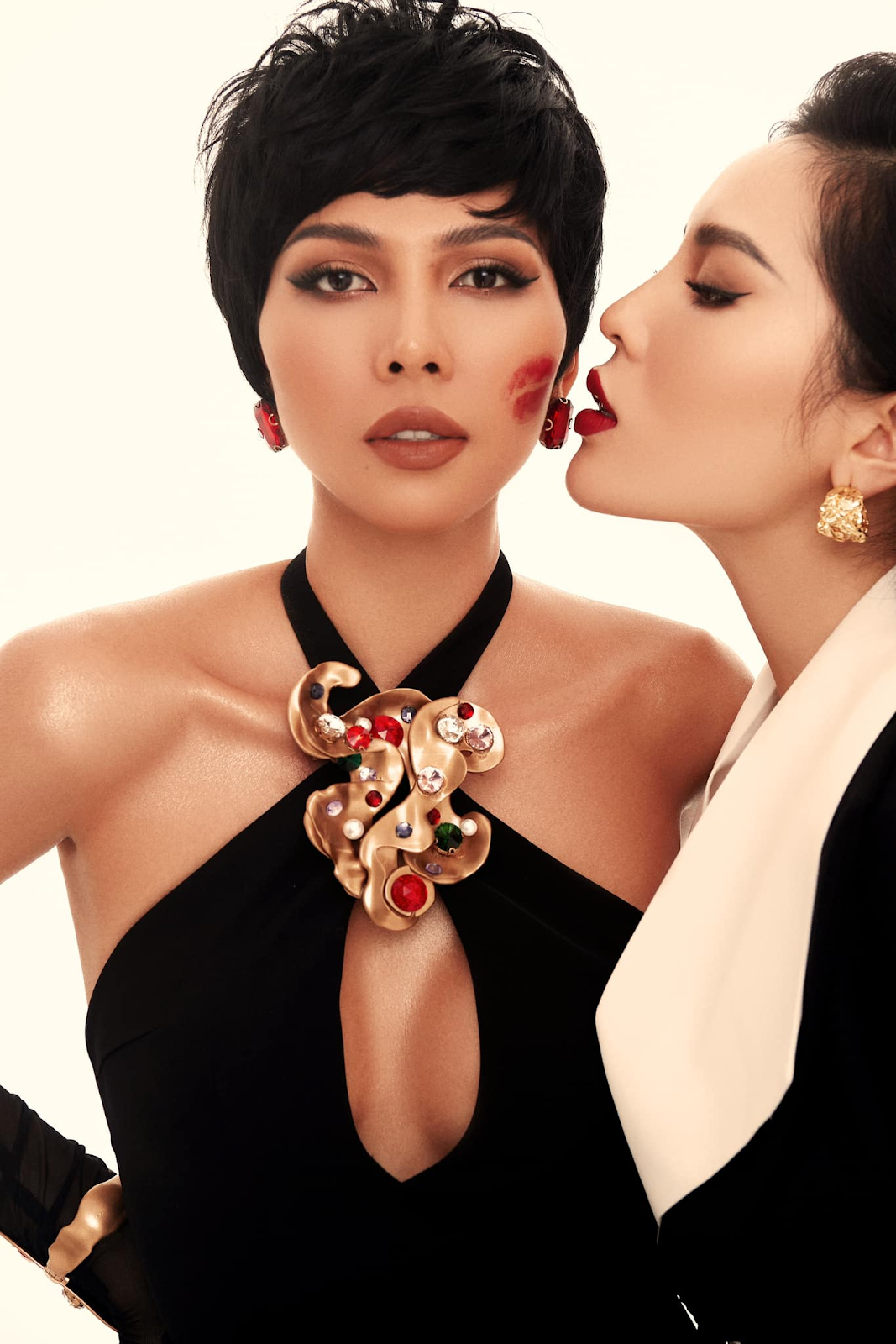 SỐC: Hoa hậu Kỳ Duyên hôn má bạn gái tin đồn, liên tục động chạm phần nhạy cảm - Hình 1