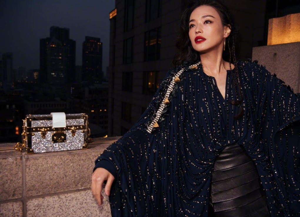 Thư Kỳ lộ ảnh hậu trường không photoshop, nhan sắc U50 ra sao mà fan há hốc miệng - Hình 1