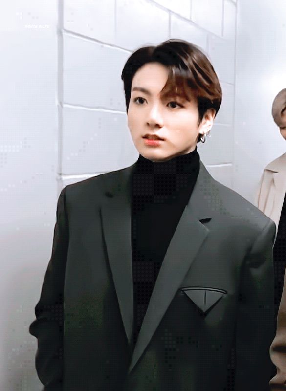 Cứ sang Mỹ, Jungkook lại bung tỏa visual: Gây bão Grammy với gương mặt sắc như dao, náo loạn BBMAs chỉ nhờ 6 múi bức thở - Hình 5