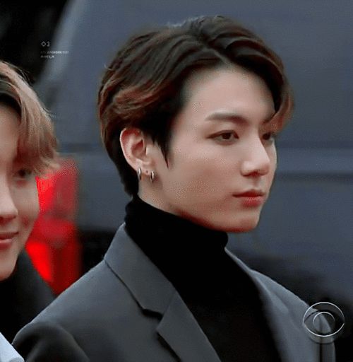 Cứ sang Mỹ, Jungkook lại bung tỏa visual: Gây bão Grammy với gương mặt sắc như dao, náo loạn BBMAs chỉ nhờ 6 múi bức thở - Hình 3