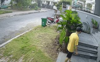 Phóng uế ngay trước cửa nhà dân rồi thản nhiên đi thể dục, thanh niên bị ném đá kịch liệt - Hình 1