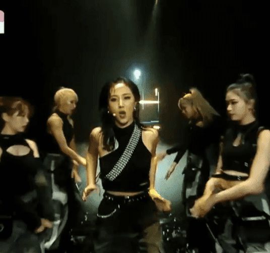 Yuri gây nổi da gà khi diễn lại hit lớn 10 năm của SNSD, netizen thở phào: Hên quá, chị chưa quên bài! - Hình 5