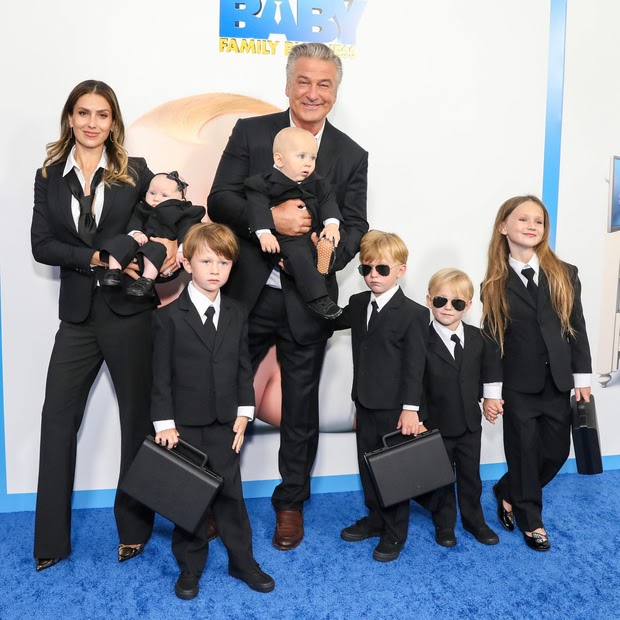 Alec Baldwin có hành động sốc ngày Halloween giữa lùm xùm bắn chết người trên phim trường - Hình 2