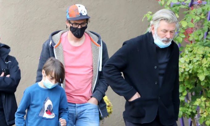 Alec Baldwin có hành động sốc ngày Halloween giữa lùm xùm bắn chết người trên phim trường - Hình 4