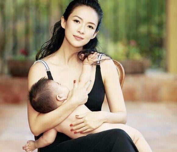 Con gái Chương Tử Di từng bị chê xấu xí nay lột xác đến ngỡ ngàng như dao kéo - Hình 1
