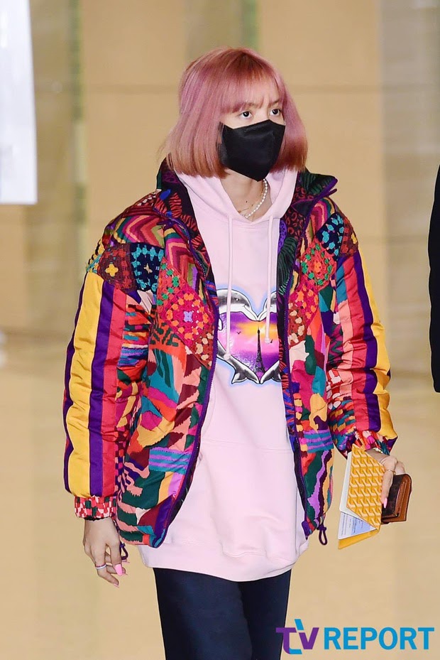Lisa (BLACKPINK) diện áo khoét hiểm hóc khoe vòng 1 lấp ló, ngờ đâu kéo xuống còn cháy hơn - Hình 1