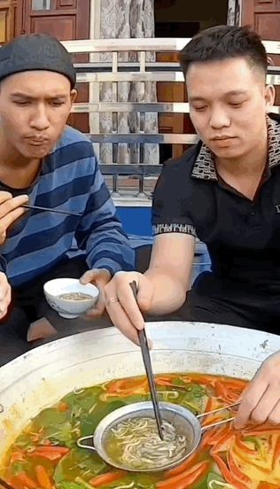 Thanh niên đăng clip nồi lẩu kinh dị: Ai ăn được thì khen ngon chỉ sợ không có tiền mua, người nhát gan vừa nhìn thấy đã bỏ chạy! - Hình 2