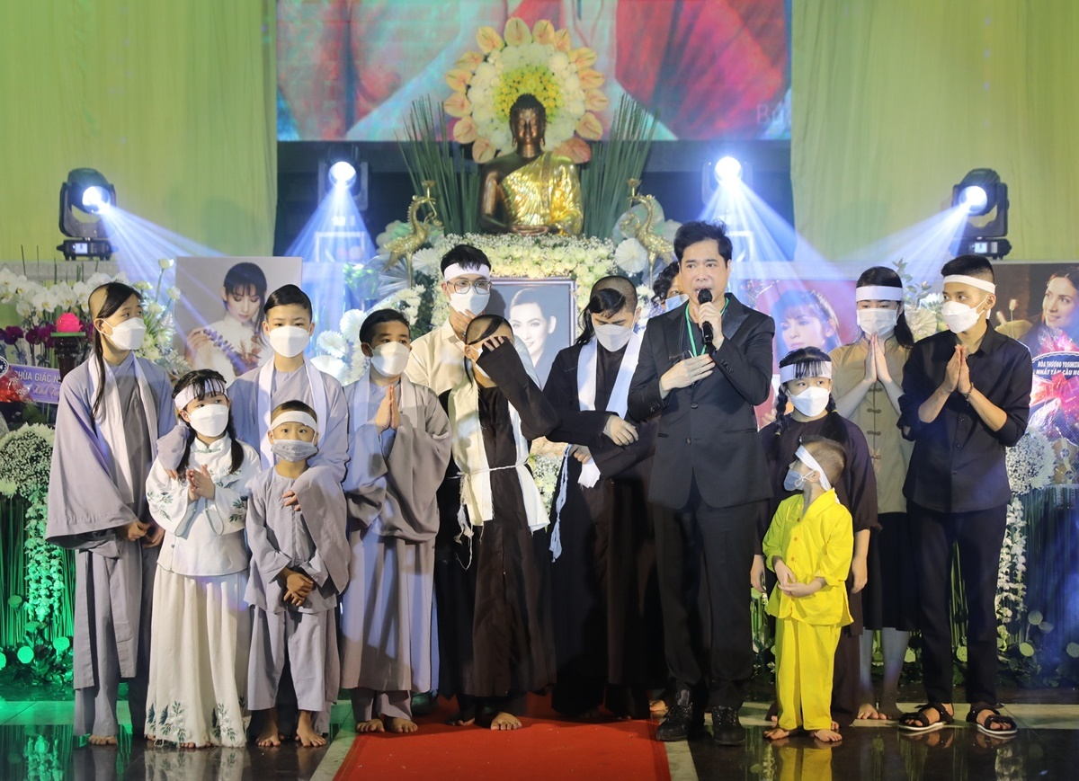 HOT: Hồ Văn Cường lần đầu xuất hiện sau tang lễ Phi Nhung, khán giả xót xa: Gầy gò trơ xương - Hình 2