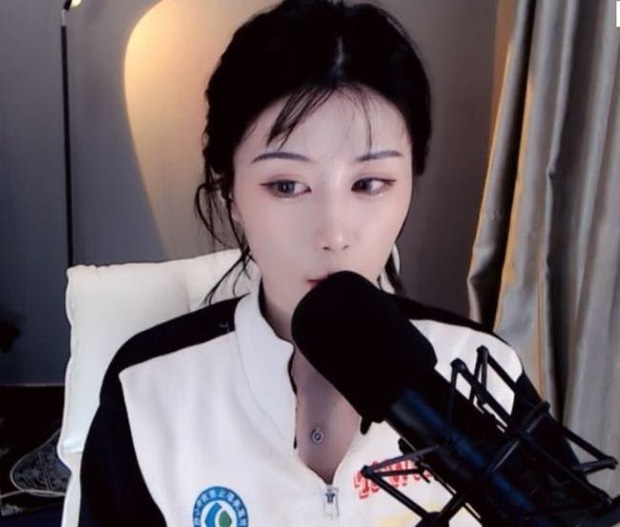 Nữ streamer bị người theo dõi chỉ trích vì lạm dụng makeup và filter quá đà, mặt mộc là ánh trăng lừa dối so với lúc livestream - Hình 7