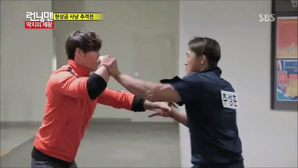 Vì sao nói Kim Jong Kook là nỗi khiếp sợ của dàn sao Running Man từ Hàn sang Việt? Nhìn body và khoảnh khắc hoảng hồn này là rõ! - Hình 18