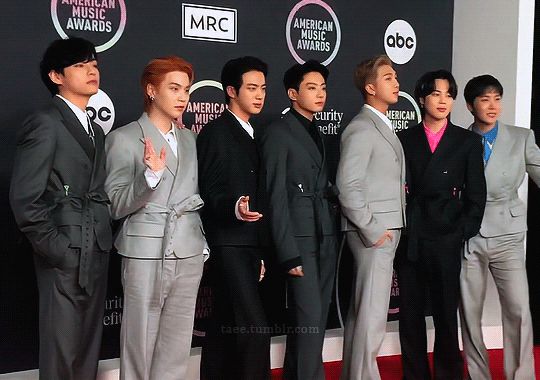 BTS nhận Daesang tại Mỹ nhưng lại mặc outfit nhăn nhúm kém sang, fan bênh stylist chằm chặp dù Knet đòi đuổi cổ? - Hình 6