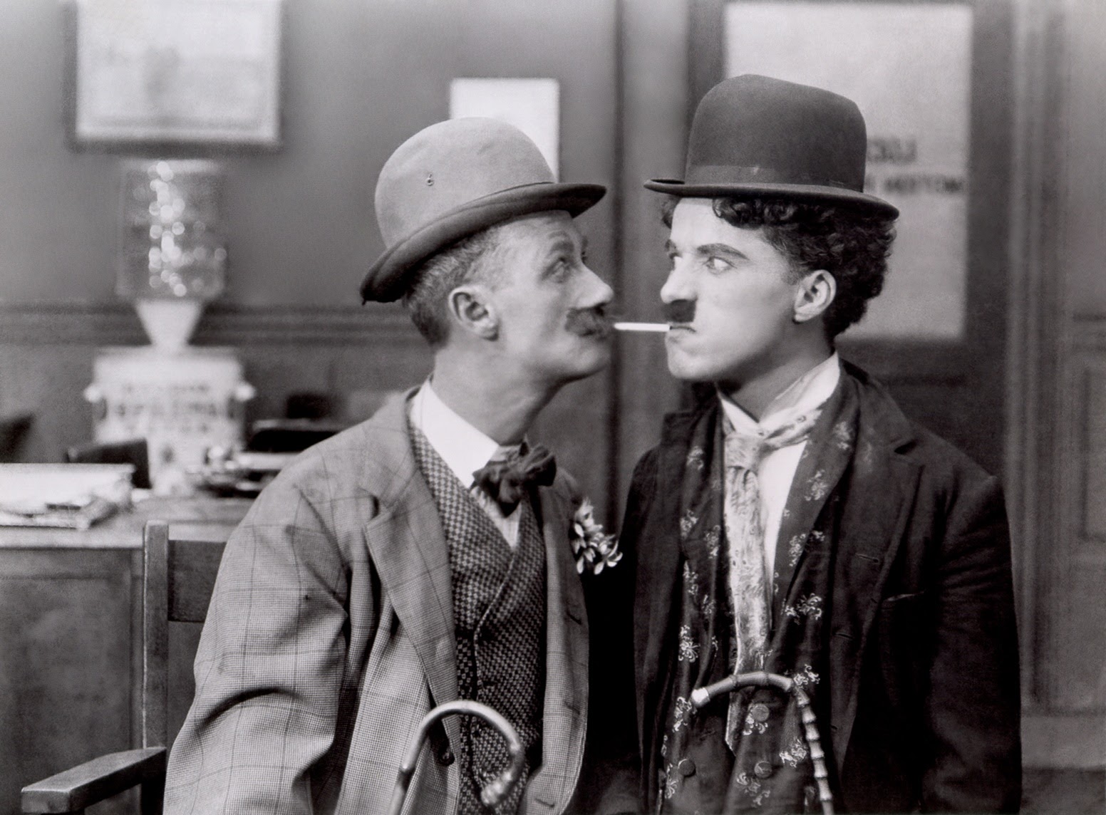Charlie Chaplin: Vua Hề Sác Lô từng ngủ với 2.000 phụ nữ và nỗi ám ảnh với những thiếu nữ 16 tuổi - Hình 4