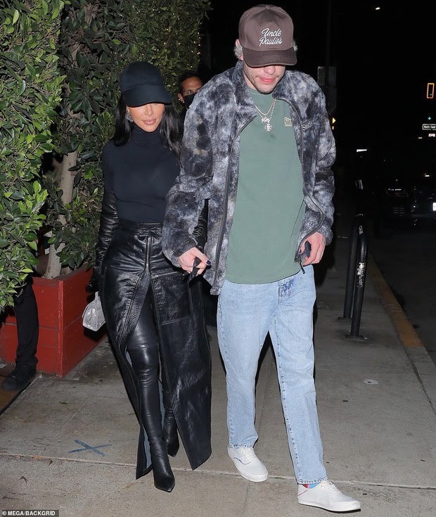  Kim Kardashian công khai hẹn hò, còn lộ vết cắn tình yêu trên cổ bạn trai khiến fan thích thú - Hình 2