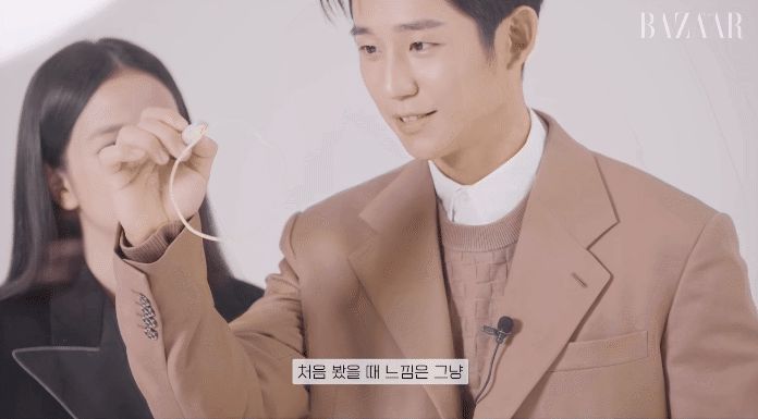 Muốn xỉu vì combo gấp đôi visual của Jisoo - Jung Hae In ở hậu trường tạp chí, nữ thần BLACKPINK có ánh mắt là lạ làm sao ấy nhỉ? - Hình 4