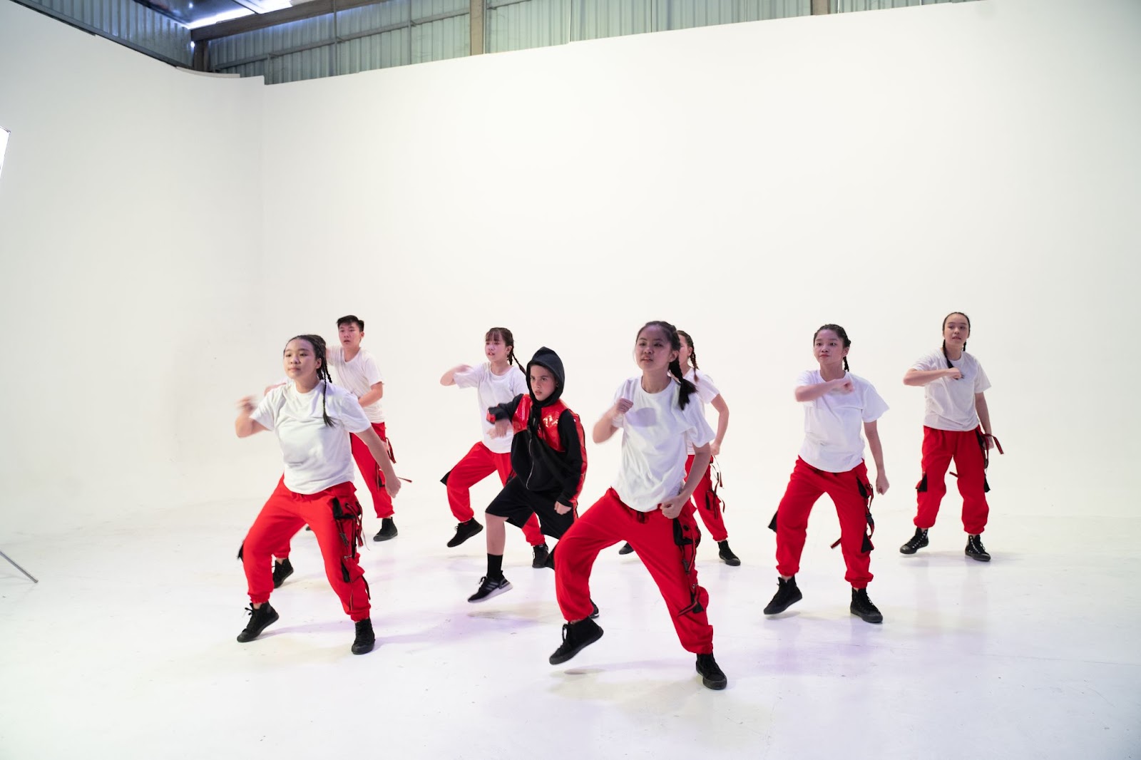 Rapper nhí 9 tuổi lai Tây khoe combo sáng tác, hát, nhảy trong MV mới - Hình 4