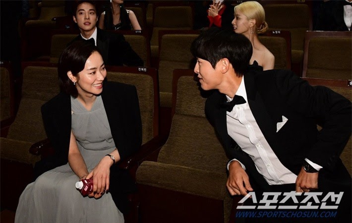 Song Joong Ki nắm chặt tay Jeon Yeo Bin, ngày công khai hẹn hò sẽ không còn xa? - Hình 1