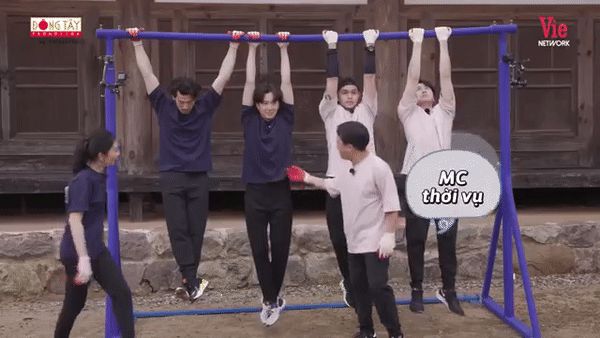 4 mỹ nam Running Man đu xà mệt xỉu, Trường Giang đứng dưới làm gì thế này? - Hình 2