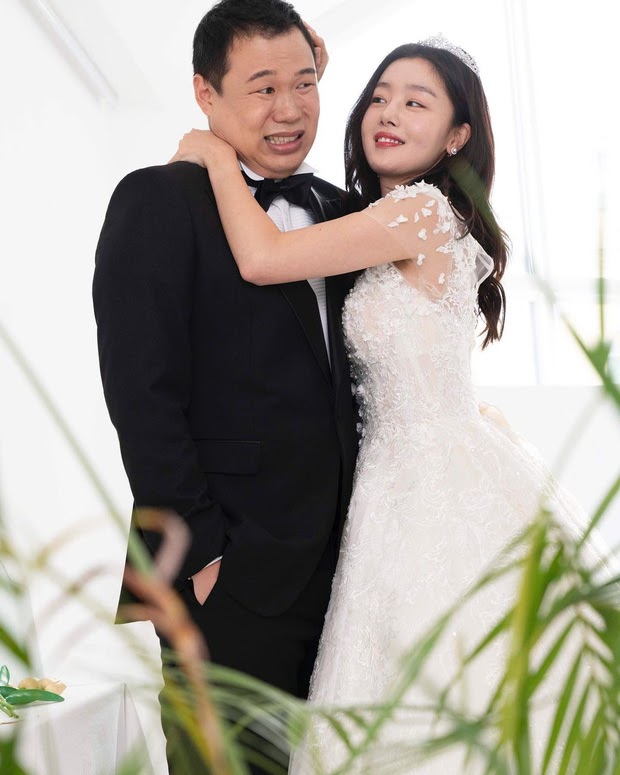 Han Sun Hwa - Nữ thần Kpop gen 2 lộ ảnh cưới với tài tử xấu lạ của Goblin? - Hình 2