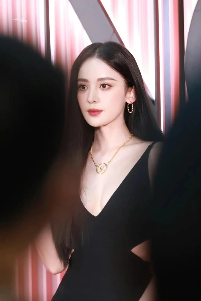 Quan Hiểu Đồng bị Cổ Lực Na Trát chặt đẹp trên thảm đỏ, lộ ảnh chưa Photoshop thất vọng - Hình 2