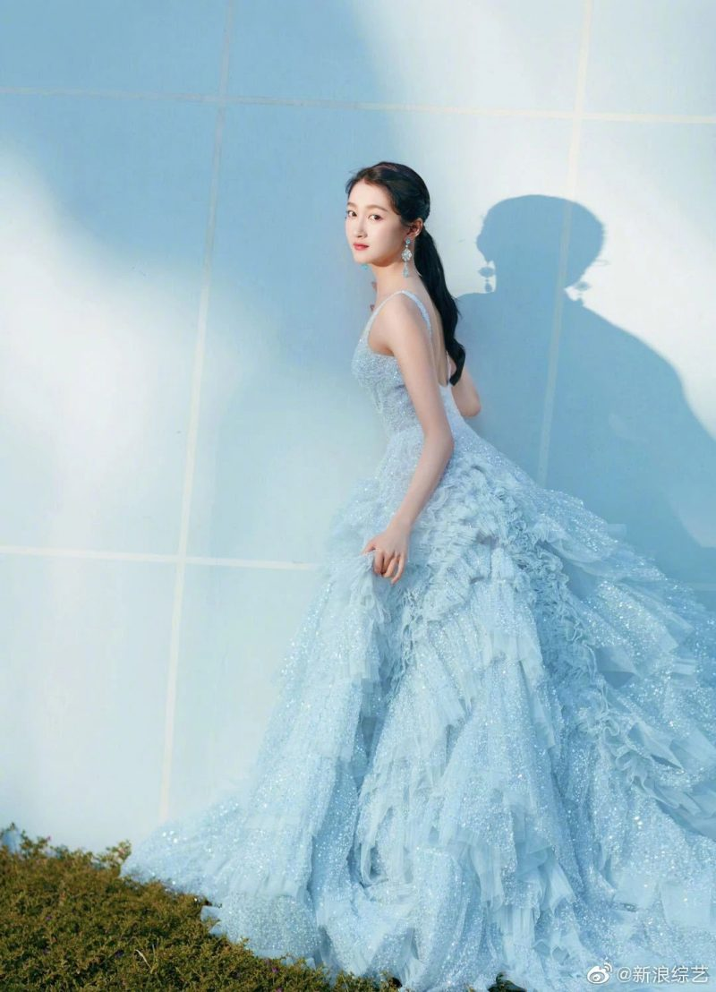 Quan Hiểu Đồng bị Cổ Lực Na Trát chặt đẹp trên thảm đỏ, lộ ảnh chưa Photoshop thất vọng - Hình 11