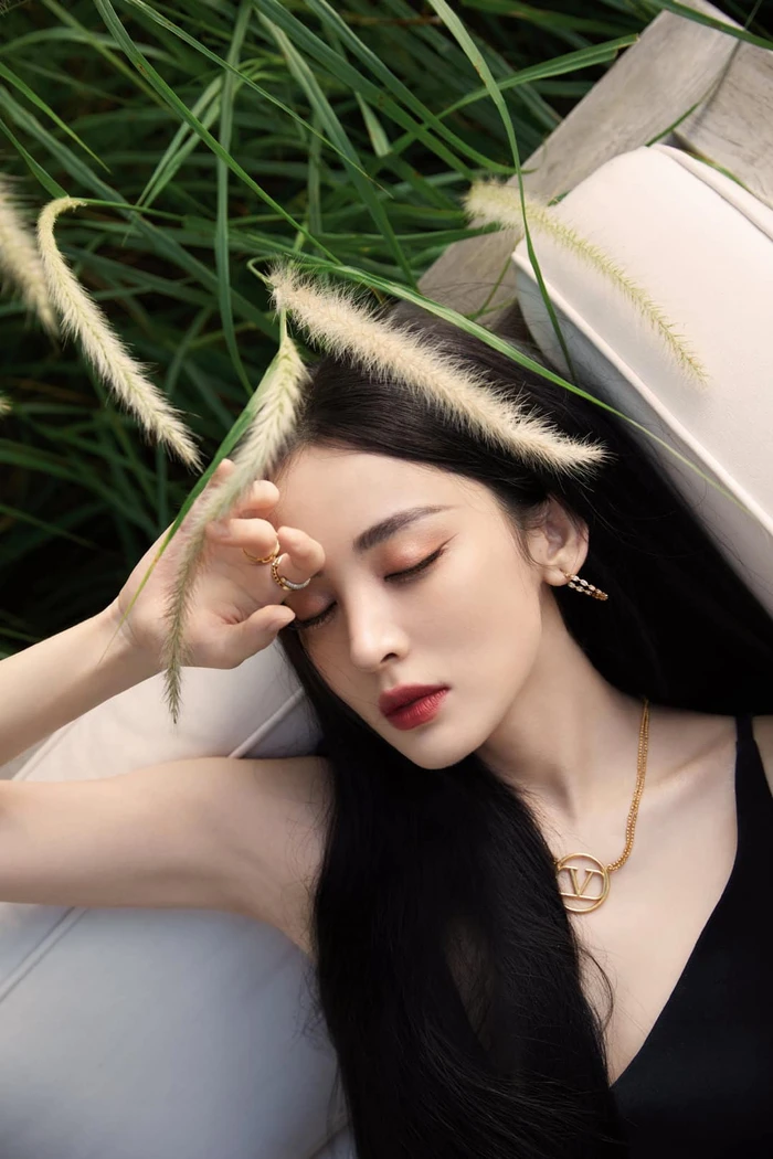 Quan Hiểu Đồng bị Cổ Lực Na Trát chặt đẹp trên thảm đỏ, lộ ảnh chưa Photoshop thất vọng - Hình 1