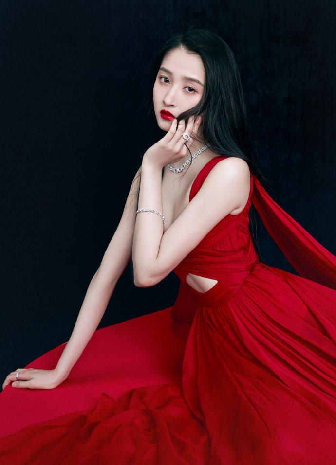 Quan Hiểu Đồng bị Cổ Lực Na Trát chặt đẹp trên thảm đỏ, lộ ảnh chưa Photoshop thất vọng - Hình 10