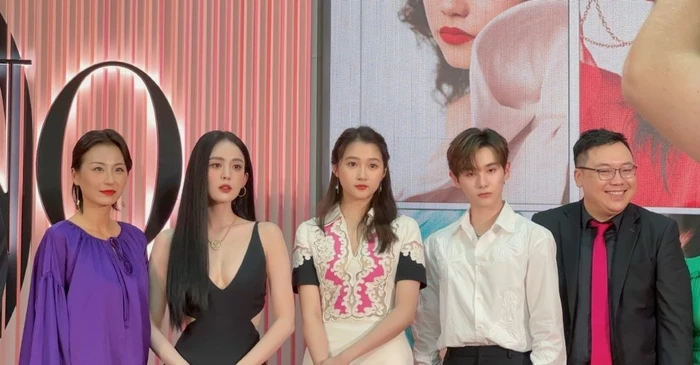 Quan Hiểu Đồng bị Cổ Lực Na Trát chặt đẹp trên thảm đỏ, lộ ảnh chưa Photoshop thất vọng - Hình 4