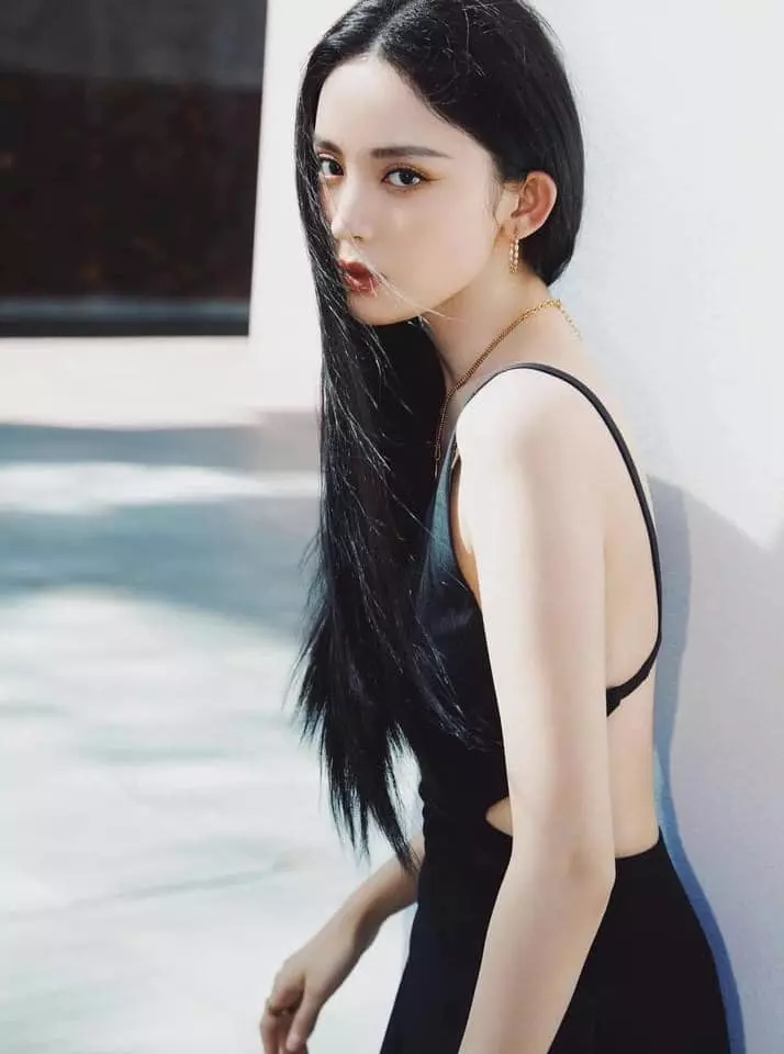 Quan Hiểu Đồng bị Cổ Lực Na Trát chặt đẹp trên thảm đỏ, lộ ảnh chưa Photoshop thất vọng - Hình 6