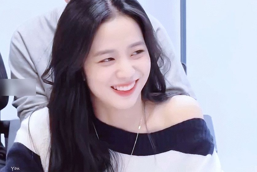 Jisoo (BLACKPINK) lộ visual thật trong buổi đọc kịch bản phim đầu tay, nhan sắc khác 1 trời 1 vực khi bị dìm trong phim - Hình 4