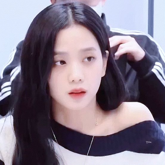 Jisoo (BLACKPINK) lộ visual thật trong buổi đọc kịch bản phim đầu tay, nhan sắc khác 1 trời 1 vực khi bị dìm trong phim - Hình 3