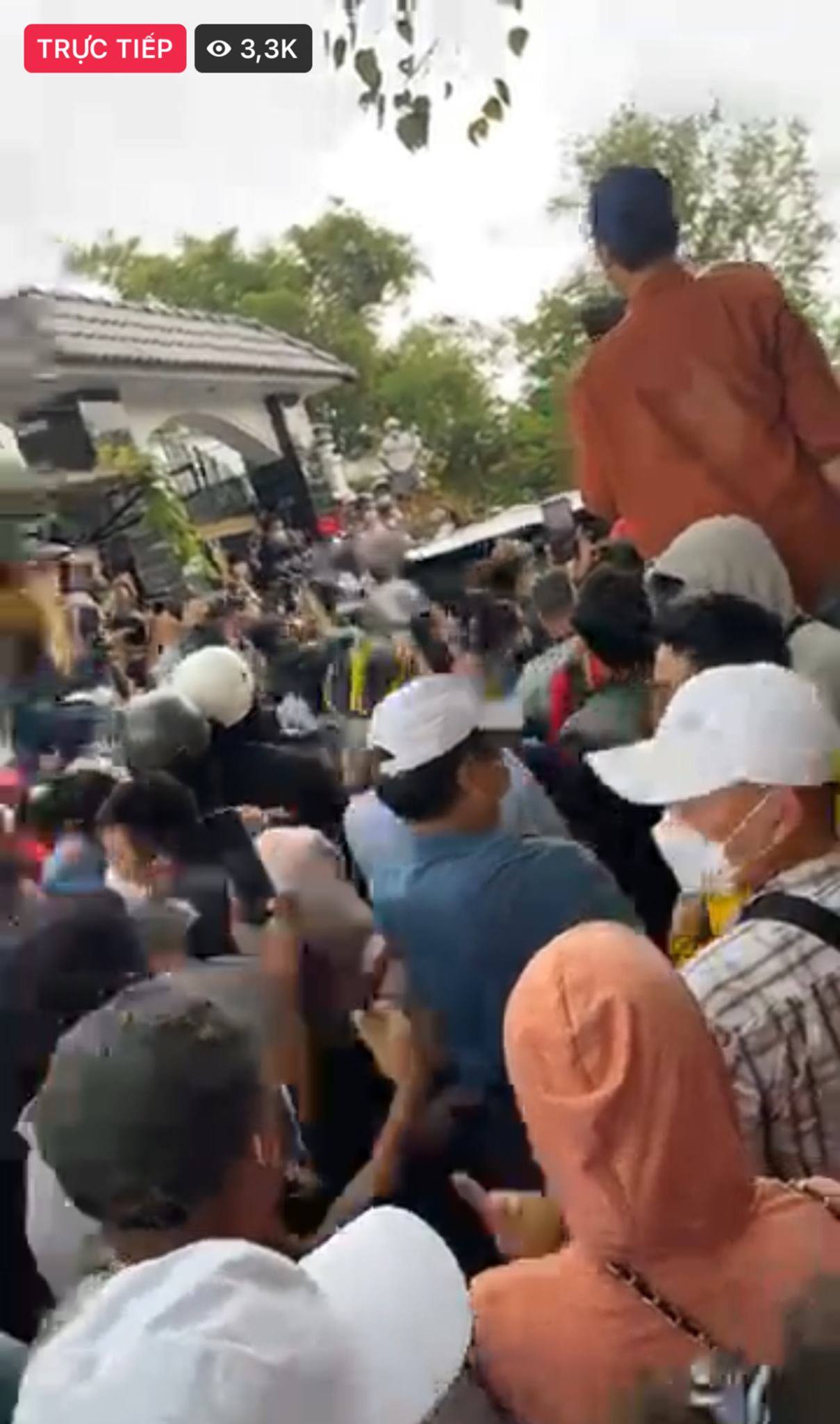 Hàng trăm người dân và YouTuber quây kín Tịnh thất Bồng Lai, gọi tên Diễm My để kích động? - Hình 3