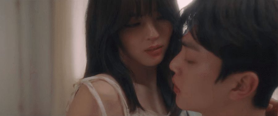 3 cảnh nóng đốt mắt khán giả ở phim Hàn 2021: Han So Hee từ lăn giường tới lột sạch vẫn chưa hot bằng Squid Game - Hình 2