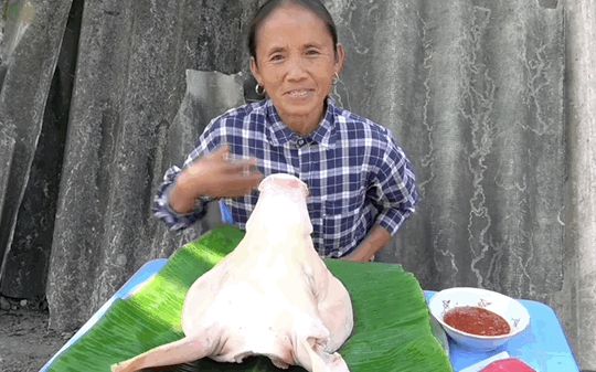 Bà Tân mang bao tay cũng không cản nổi ruồi bâu quanh cái đầu heo khổng lồ, ước mơ vệ sinh an toàn thực phẩm còn xa lắm... - Hình 1