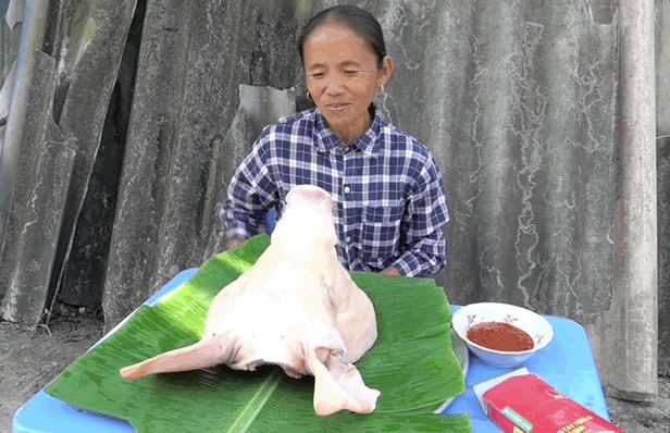 Bà Tân mang bao tay cũng không cản nổi ruồi bâu quanh cái đầu heo khổng lồ, ước mơ vệ sinh an toàn thực phẩm còn xa lắm... - Hình 3