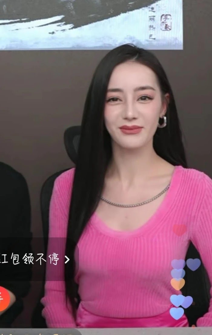 Triệu Lệ Dĩnh, Địch Lệ Nhiệt Ba và dàn mỹ nhân Cbiz lộ nhan sắc thật gây sốc khi livestream - Hình 2