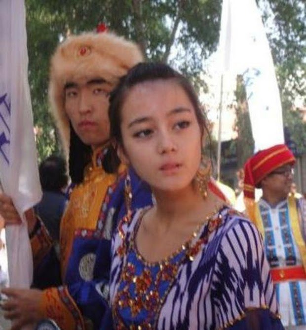 Địch Lệ Nhiệt Ba bị dìm thảm hại trong khung hình chụp chung với Dương Mịch - Hình 2