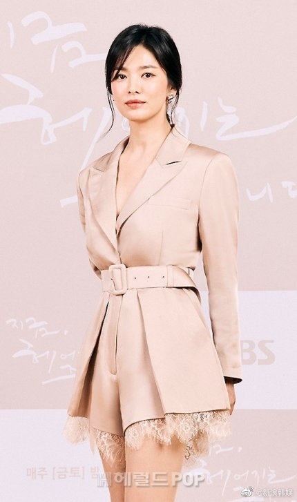 Song Hye Kyo tình bể bình với Jang Ki Yong trên thảm đỏ, Visual tuổi 40 thách thức camera - Hình 4