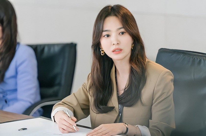 Song Hye Kyo tình bể bình với Jang Ki Yong trên thảm đỏ, Visual tuổi 40 thách thức camera - Hình 6