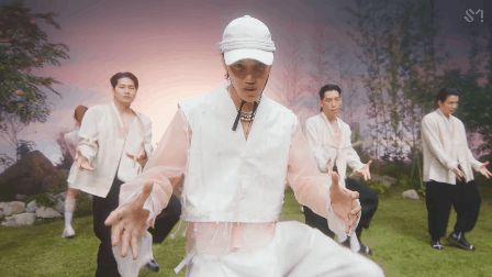 Kai (EXO) khoe trọn visual dù phải cân loạt outfit khó nhằn trong MV solo, Sehun đánh úp tại họp báo gấp đôi sự đáng yêu - Hình 3